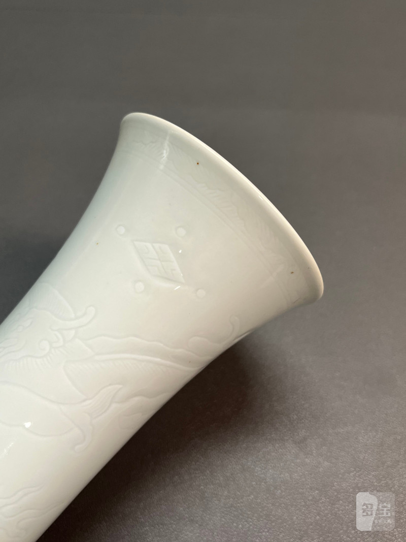 明末清初  白釉暗刻龙纹花觚 - 图12